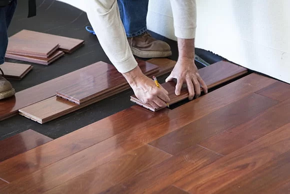 Ses yalıtımlı akustik parke döşeme çözümleri. Gürültüyü azaltan, şık ve dayanıklı zeminler için ideal seçim.