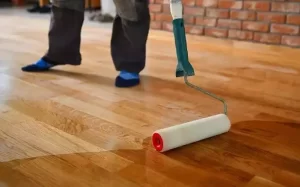 Parke yüzeyleri için sistre ve cila uygulaması. Parkenizin doğal parlaklığını ve dayanıklılığını geri kazandırır.