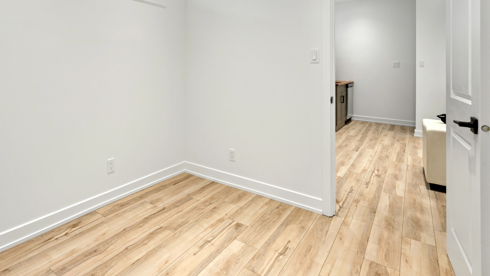 Parkenizi tamamlayan şık ve dayanıklı süpürgelik döşeme hizmeti. Estetik ve koruyucu zemin detayları.